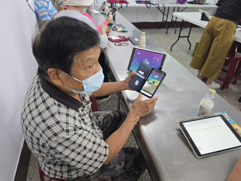 學員操作手機情形。