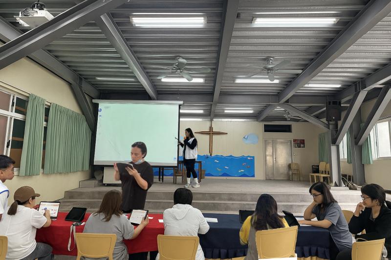 7月26日於DOC教室舉辦進階海報設計課程，學員具備基礎操作能力，課程銜接順利，學習氣氛安靜專注，快速進入實作階段，教學成效良好。