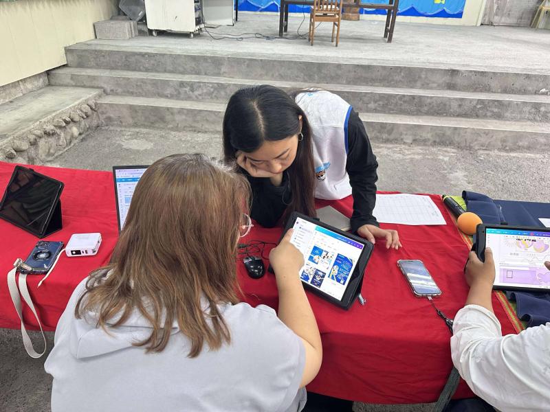 學員展示海報與三折頁成果，講師回饋建議具體，激發設計信心，課程內容獲得好評，學員表示可應用於社區推廣與個人創作上。