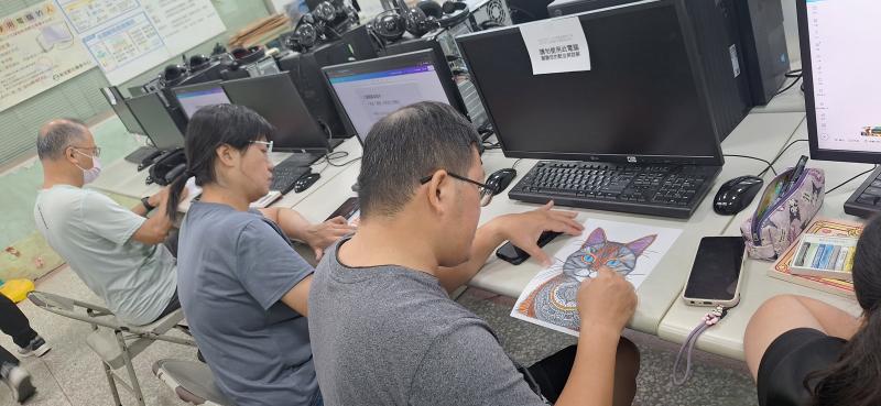 學員將AI生成之線稿進行上色