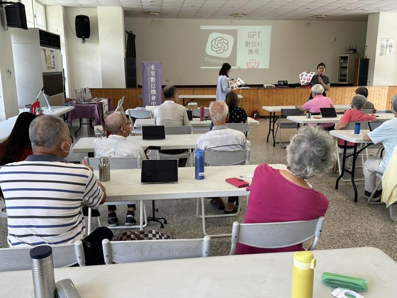 老師說明圖文設計目前最夯軟體Gpt數位AI的應用及操作方式.