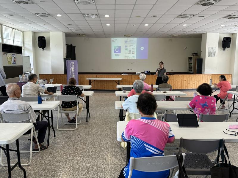 下載canva軟體來編排DM的設計操作方式.