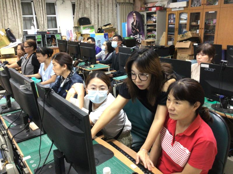 講師巡堂指導參與受訓學員狀況畫面