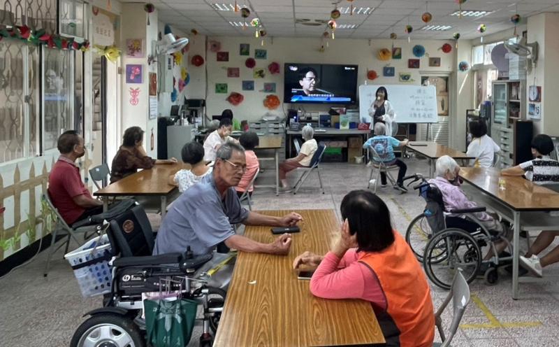 老師透過實際新聞影片、情境模擬與互動問答，帶領長輩們認識各種常見詐騙手法