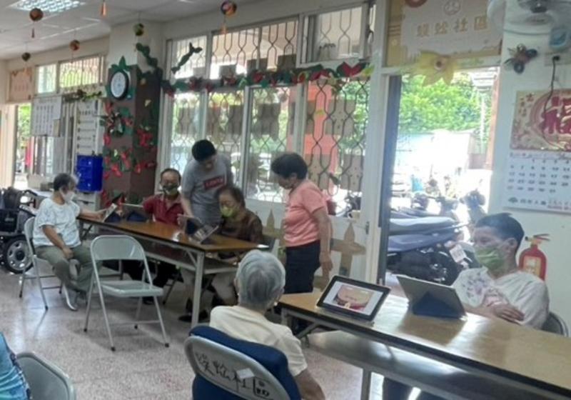 在課堂互動環節，老師讓學員實際運用語音搜尋功能，自己找到平板上的防詐騙影片觀看。