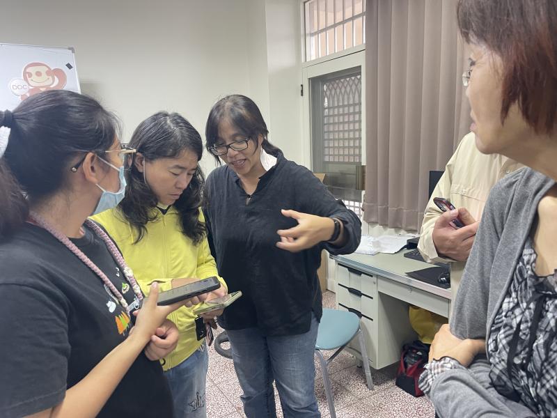 大家在下載App後，便自發地圍在一起交流操作心得，互相示範各項功能的使用方式，氣氛熱絡而專注。