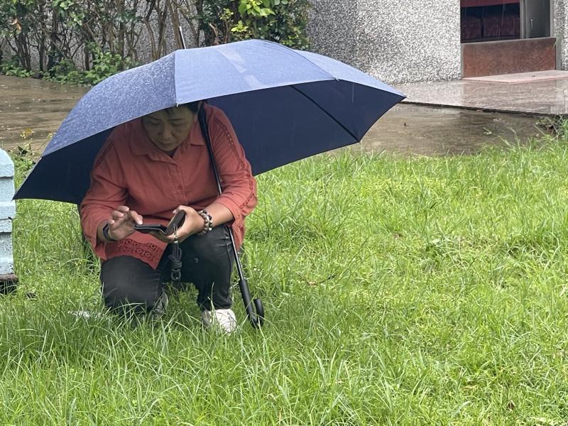 在戶外實作環節，學員們化身生態觀察員，專注地尋找拍攝目標。並立即透過App上傳觀察紀錄。