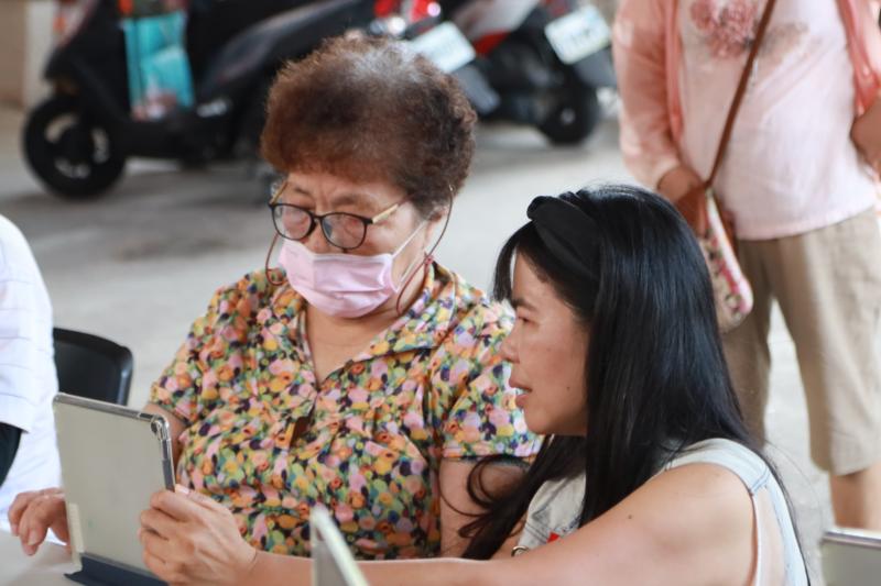 對於操作不熟悉或步驟卡住的長輩，老師會放慢速度，細心示範，讓學員更有安全感。