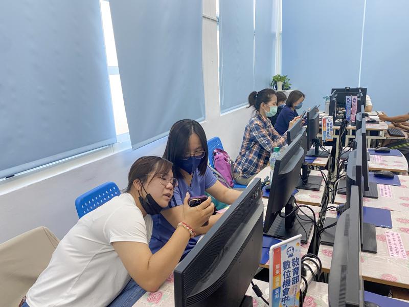 學員使用手機 APP 學習即時錄音與剪輯，熟悉操作介面，可自行完成專業作品。