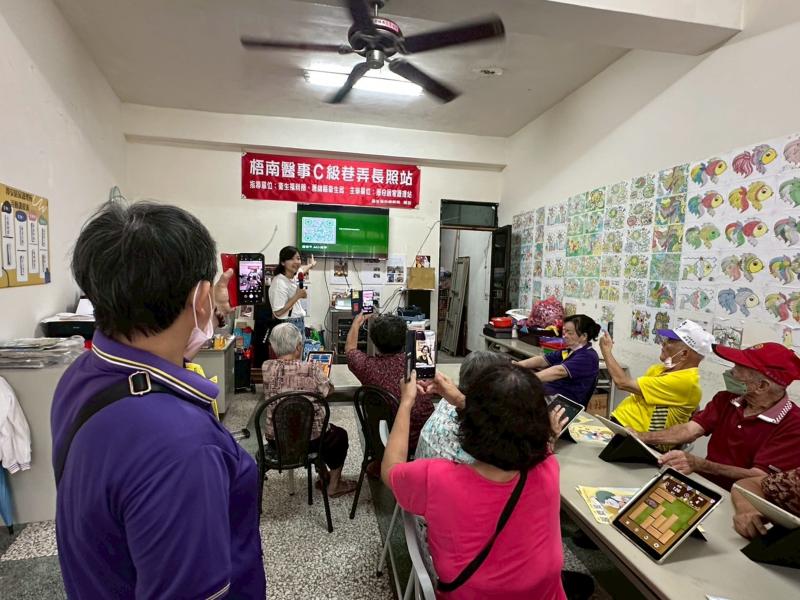 請大家掃描QR-Code,把小幫手加入社群好友,以及提供的功能如何操作運用