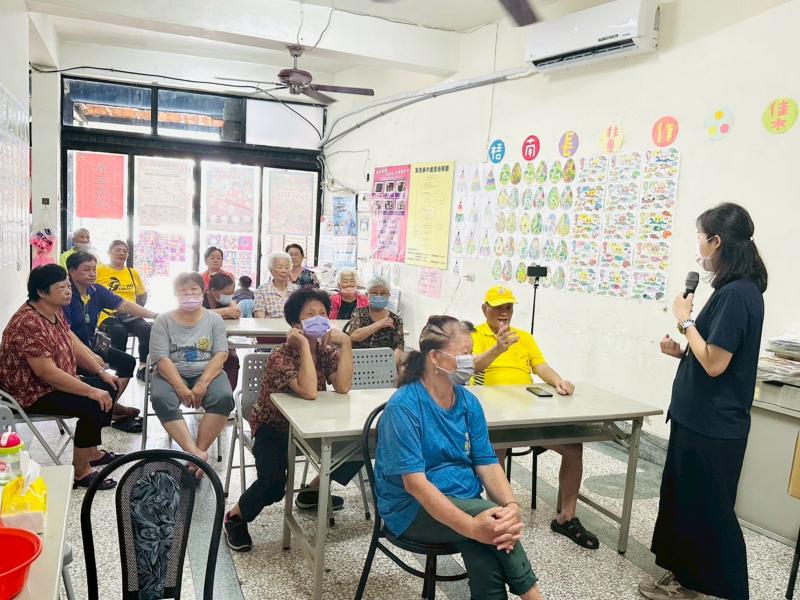 現場長輩發現身邊的親友也有遭遇到竊取個人資料或被盜用社群媒體帳號,課程中也提出來和大家分享。