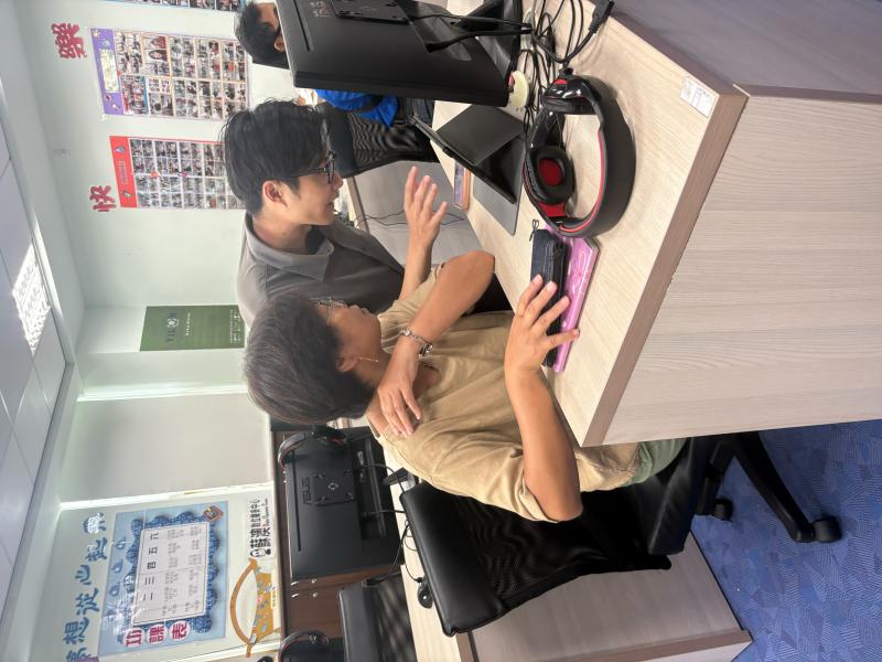 學員們專注學習如何在便利商店平台上安全購物，實際操作、馬上上手！