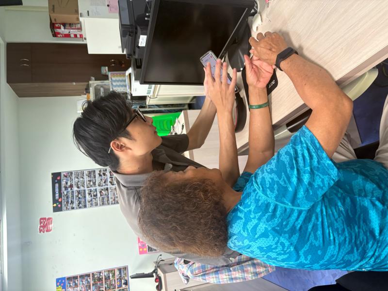 講師講解網路購物防詐知識，提升學員的安全意識，長輩學得安心又放心