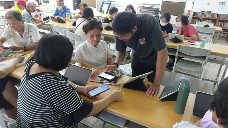 老師請學員下載警政署app, 同時教導學員如何使用警政署app