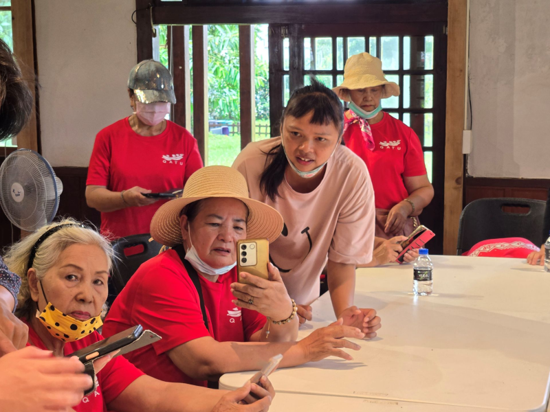 講師正在一步步指導學員操作手機，長者們也都專注聆聽、實際操作。