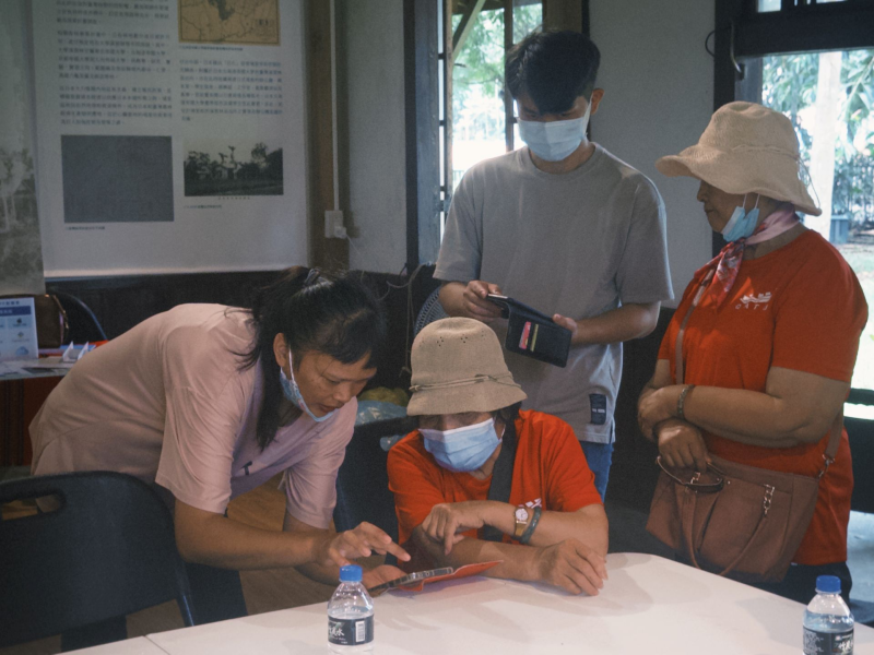 在這堂課中，我陪著長者一步一步認識 LINE 的基本操作。