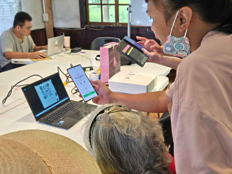 照片中記錄下學員們專注學習的瞬間，無論是掃描 QR Code。