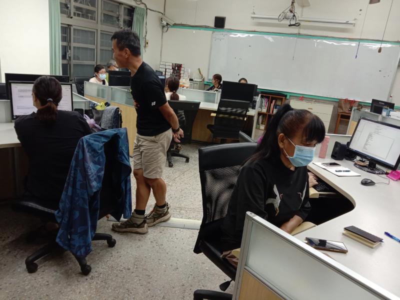 老師親自操作幫學員介紹課程互動軟體介紹。