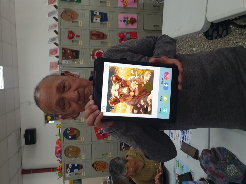 學員展示平板內所完成的彩繪圖案