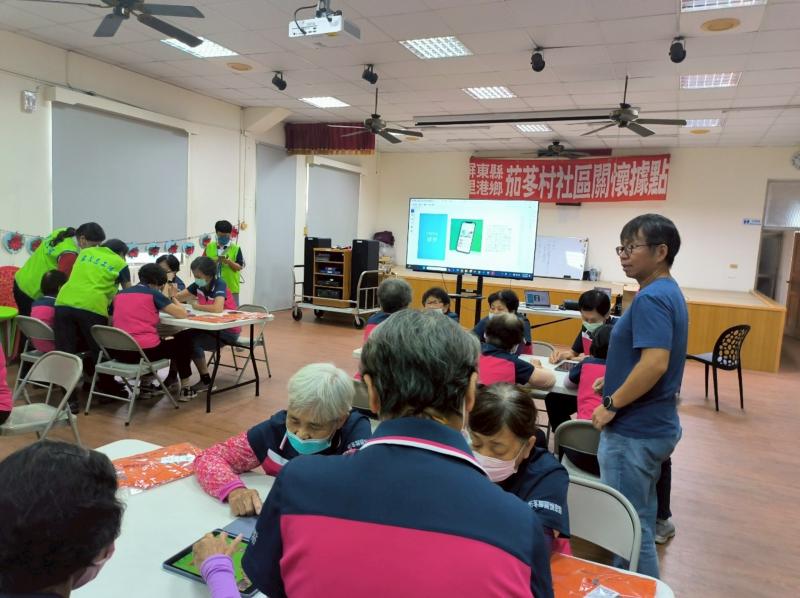 講師向學員介紹多款生活必備實用APP，讓學員體會科技帶來的便利與效率。