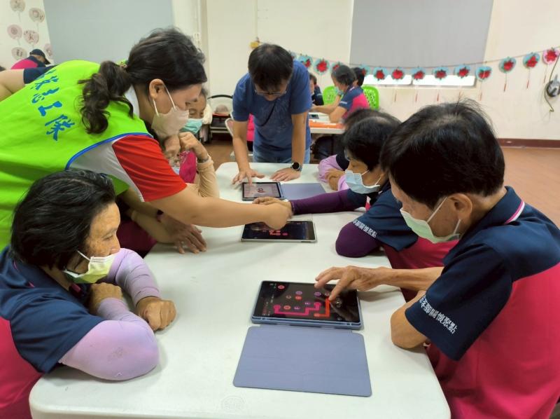 學員學習旅行、導航、社交與健康管理APP的下載與操作技巧。