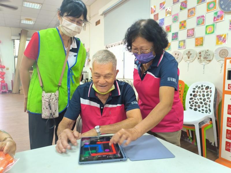 講師讓學員使用平板玩益智動腦遊戲，活化思維、增添趣味與互動。