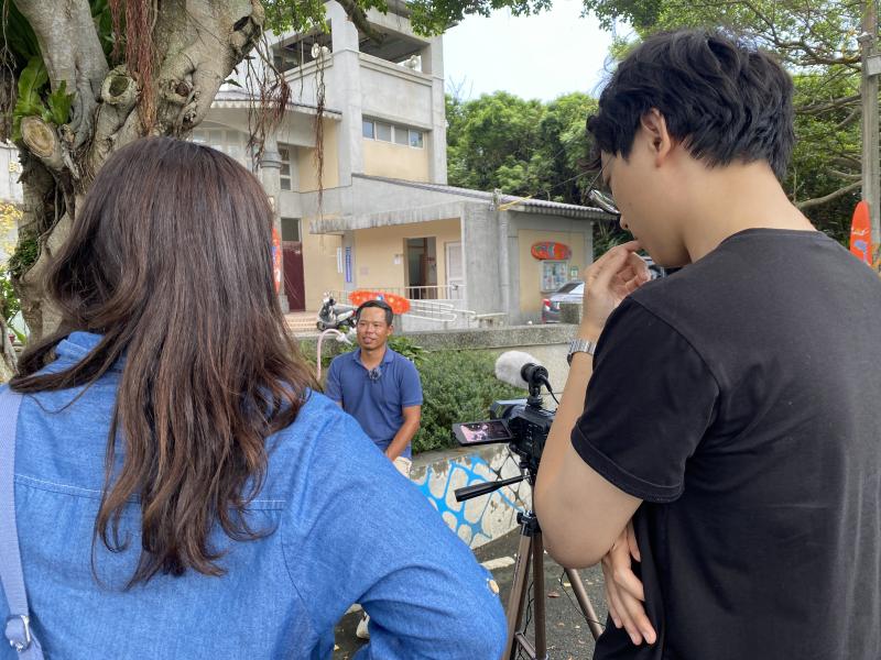 學員們相互合作，開始採訪理事長。