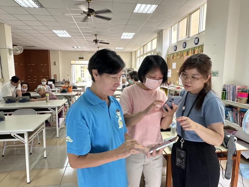 老師協助學員按部就班逐一下載虛擬健保卡.