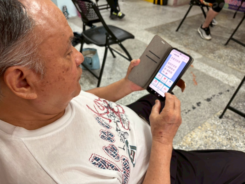 學員認真詢問老師問題