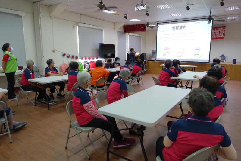 講師介紹衛福部的網站,帶領學員了解老年營養及長輩運動的資訊,建立健康生活觀念。