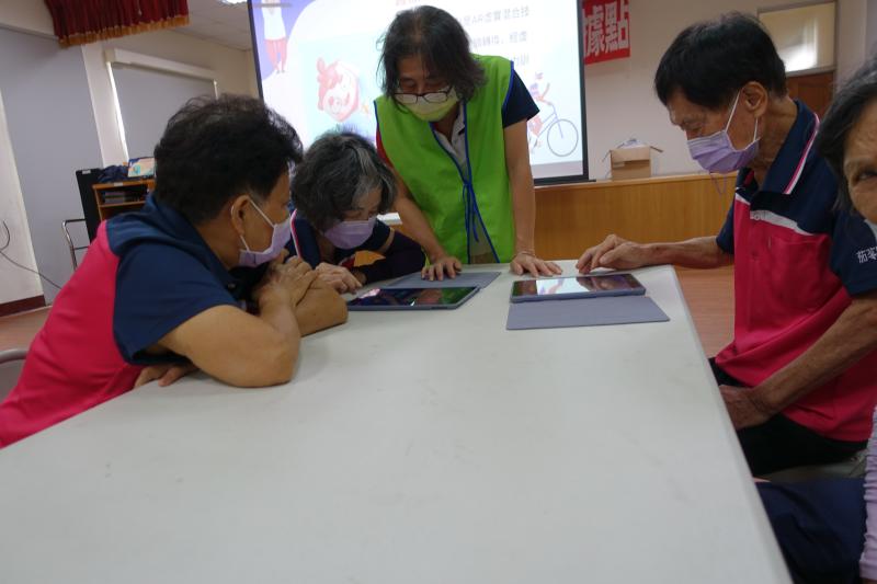 講師說明WeCare註冊操作,學員實際練習操作WeCare,整合個人病歷和線上諮詢,大家不僅掌握了操作技巧,也了解到線上健康諮詢的便利性。