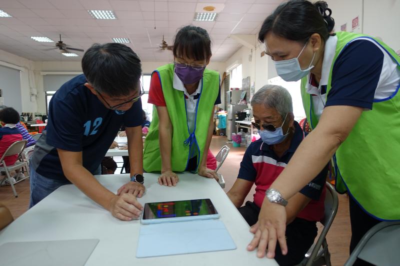 課程結束前體驗益智遊戲,透過平板動腦練習,提升反應力,學習氣氛輕鬆愉快。