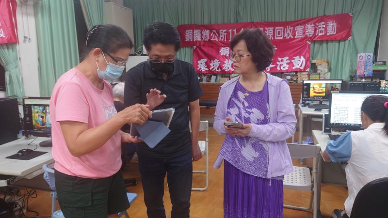 學員趁休息時間，提問問題