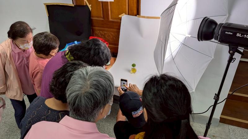 學員搭配講師資料實際操作