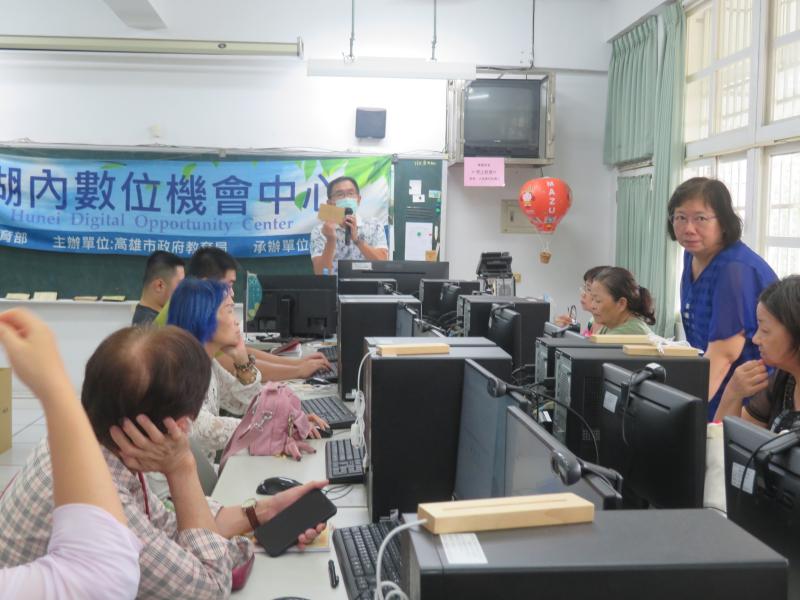 老師在講述雷雕原理與特性