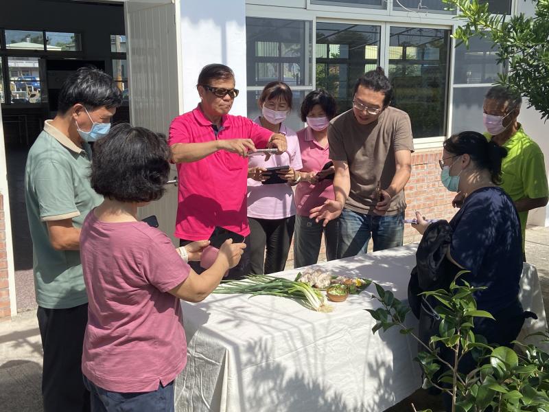 講師在戶外教導學員拍照的重點