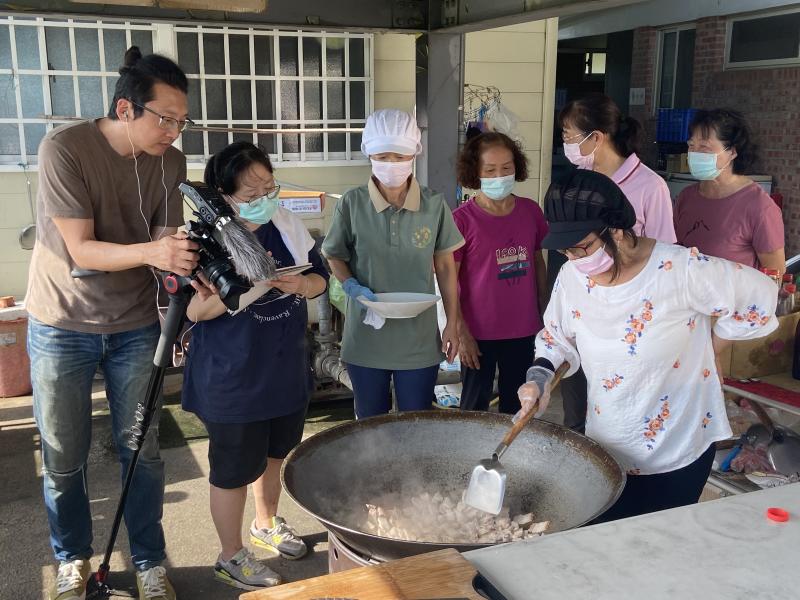 講師帶領學員一起記錄料理過程
