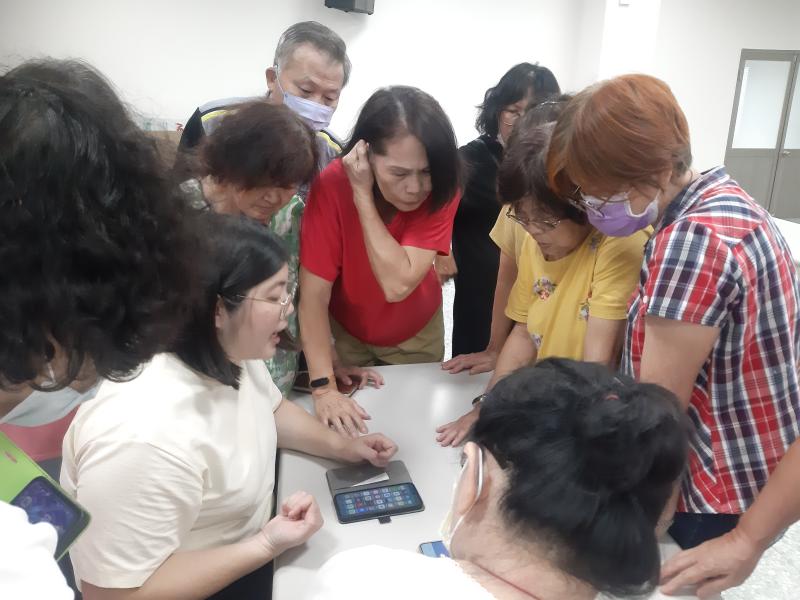 從課程開始之初，我們便設立了清晰的目標：不僅是教授學員如何使用社群軟體的基本功能，更關鍵的是要幫助他們理解社群媒體的價值，課程內容涵蓋了基礎的社群媒體操作、內容建立、隱私設定以及網路安全等主題。鼓勵學員們在課堂上練習新學到的技能，學員們不僅