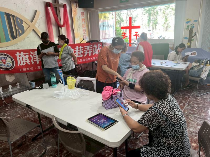 老師指導學員下載與編輯