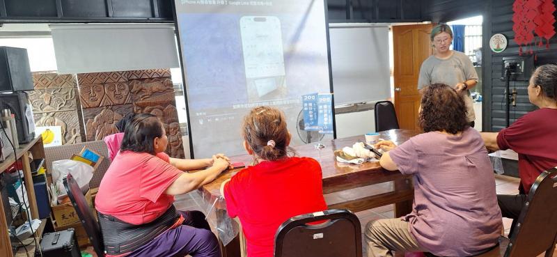 長者們在使用智慧鏡頭掃描書本上的文字時，可以快速獲得翻譯、解釋或是相關網頁連結，這大大降低了查找資料的困難。這不僅節省了時間，也增加了學習的樂趣。