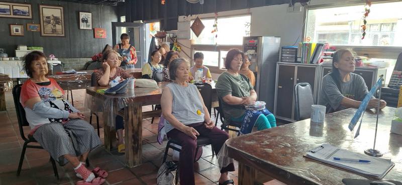 從簡單的資訊搜尋到多元的生活應用，這些工具不僅讓長者更自主地掌握資訊，也讓他們在數位時代中找到屬於自己的位置與價值。