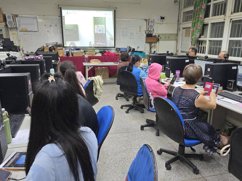 學員專注編輯自計的影片作品。