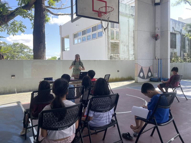 早上在社區活動球場上課