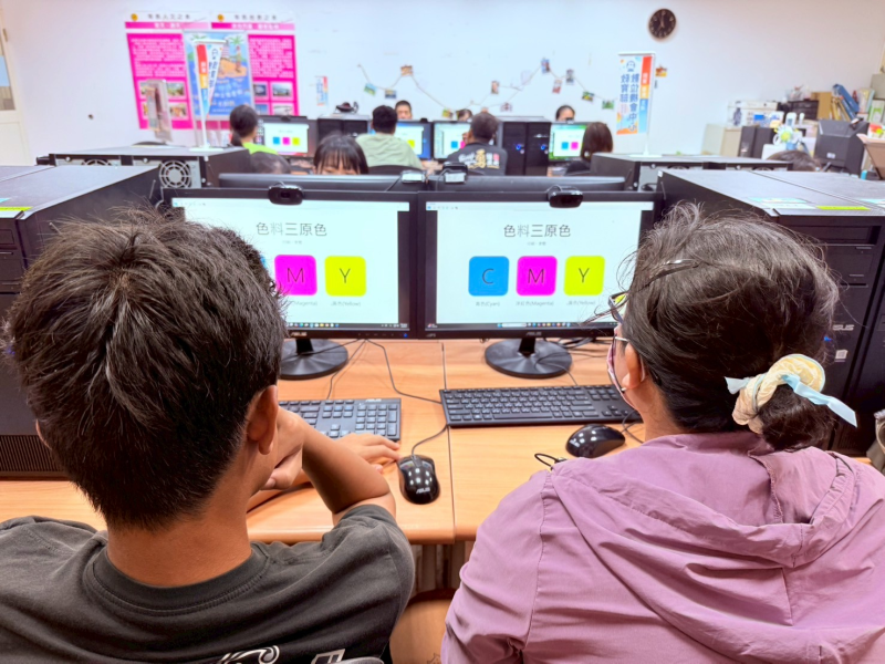 講師講述原創的重要性以及禪繞畫的繪圖的方式。