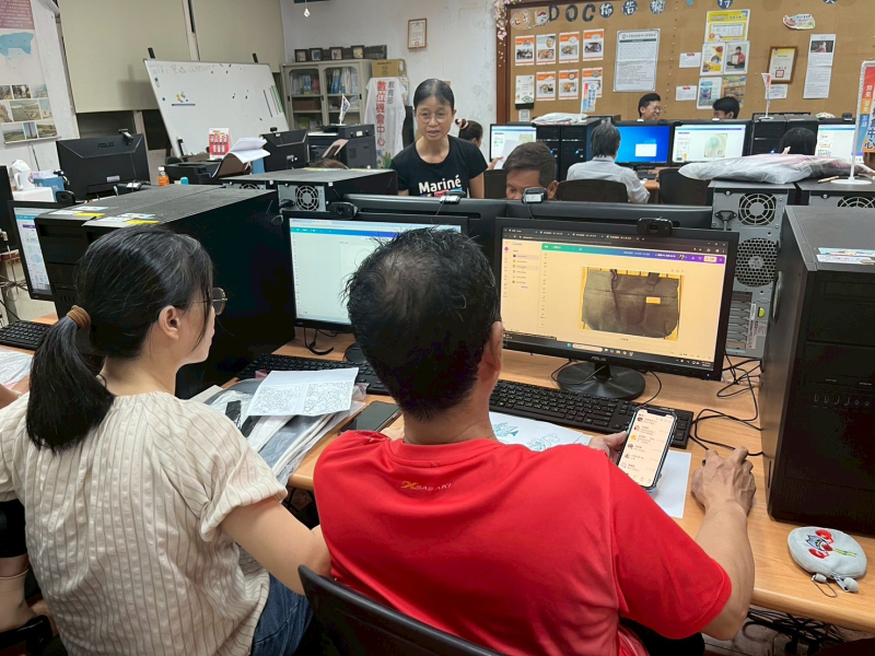 學員完成手繪圖，學習如何將圖片轉檔以及排版的設計。