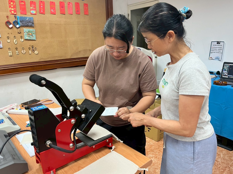 學員實際操作設備，完成原創圖案並產出成品。