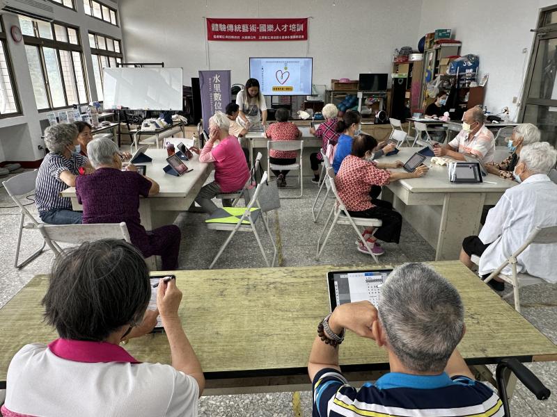 以Sketchbook 手繪素描，桌上並備多種範例可供學員參考之用之用的畫面.