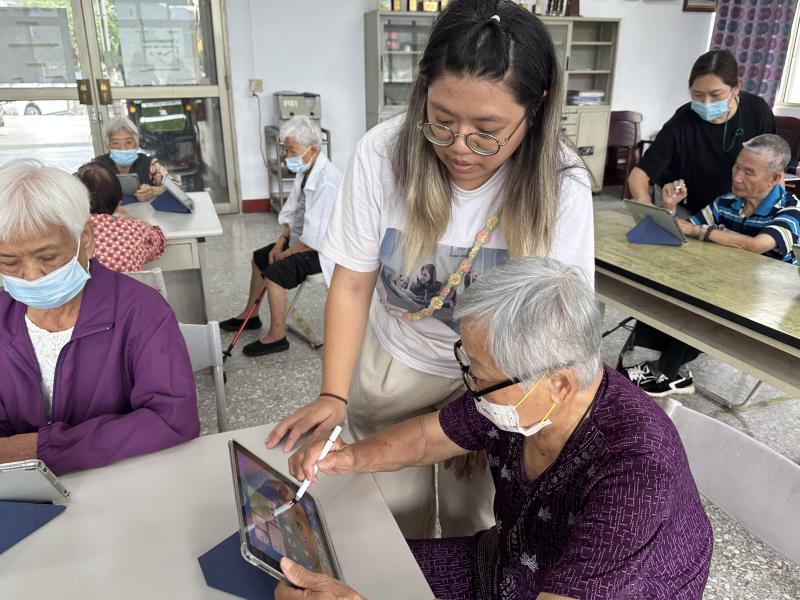老師在旁協助長輩學員彩繪盤顏色之應用.