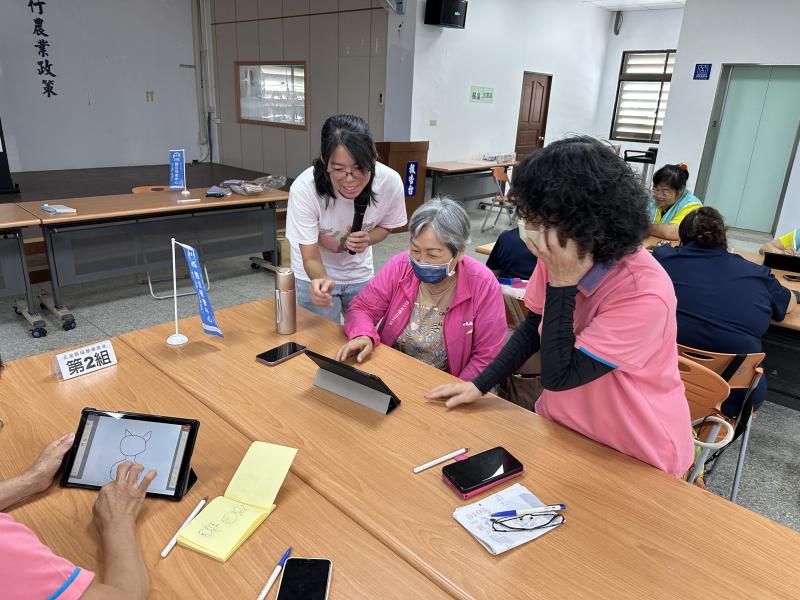 老師教授學員繪圖