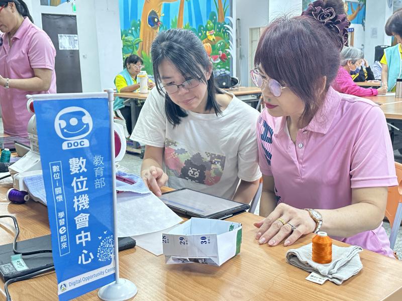 學員透過指導操作電繡